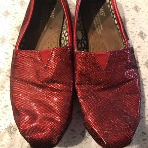 Red sparkly Toms women’s 6.5